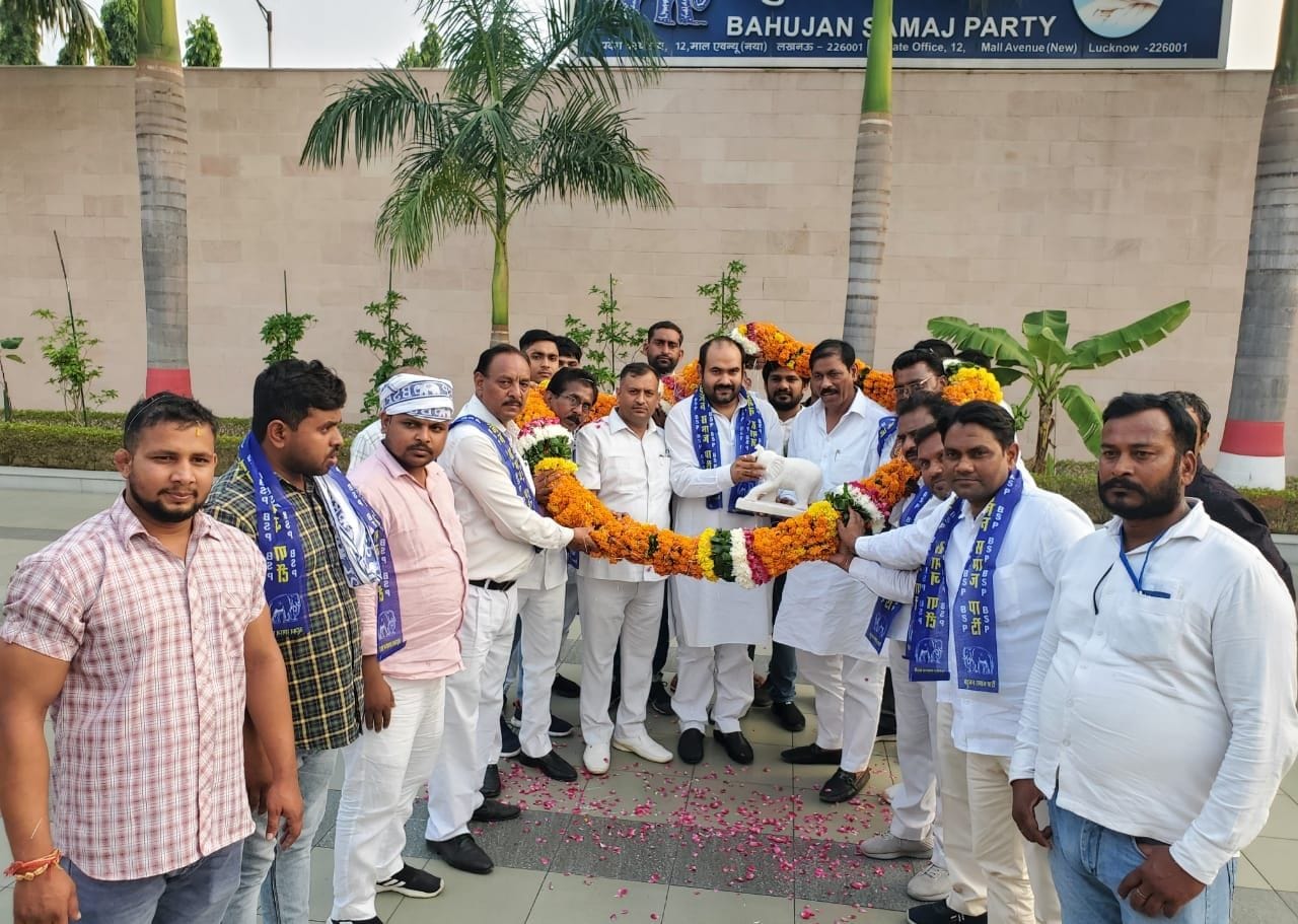 हाथरस : लखनऊ में बसपा की सदस्यता ग्रहण करने के बाद बसपा के पदाधिकारियों के साथ डॉ.अविन शर्मा। विज? हाथरस : लखनऊ में बसपा की सदस्यता ग्रहण करने के बाद बसपा के पदाधिकारियों के साथ डॉ.अविन शर्मा। विज?