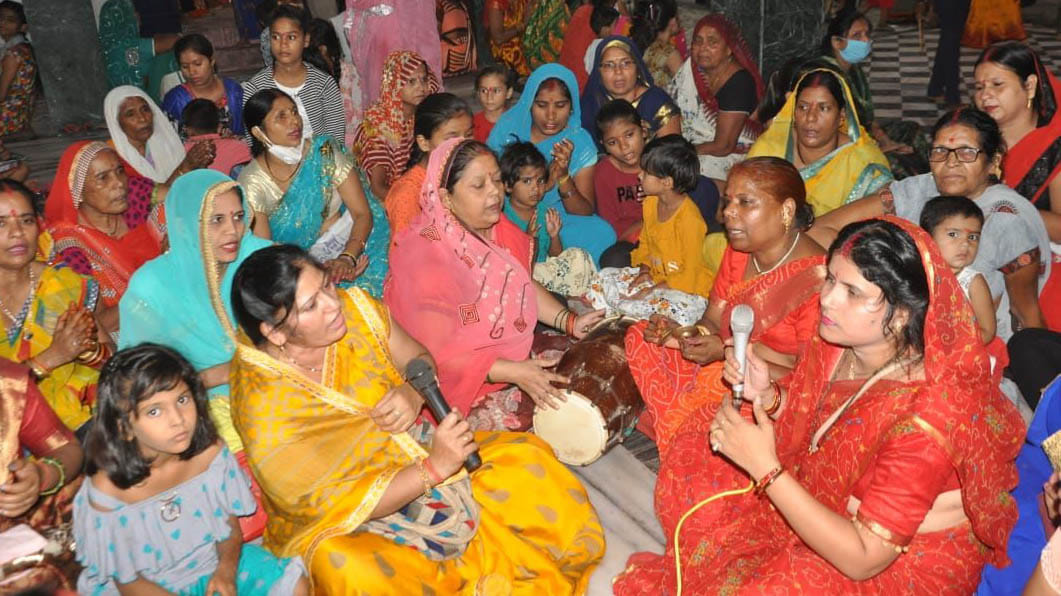 Queues for worshiping the form of Chandraghanta Queues for worshiping the form of Chandraghanta