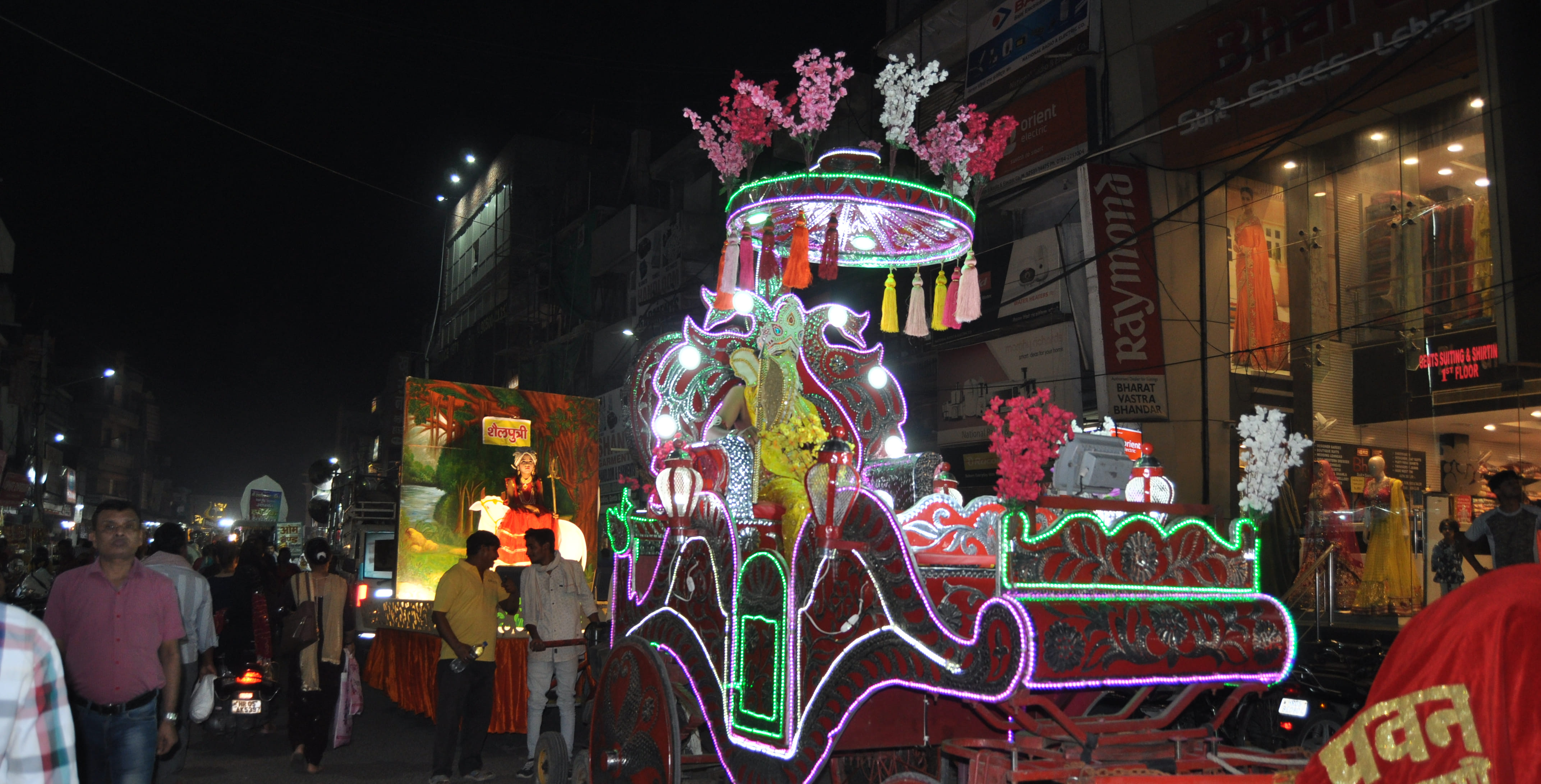 13.....श्री राम लीला सभा की ओर से शहर में पंखा शोभा यात्रा निकाली गई। शोभा यात्रा में शामिल झांकियां। 13.....श्री राम लीला सभा की ओर से शहर में पंखा शोभा यात्रा निकाली गई। शोभा यात्रा में शामिल झांकियां।