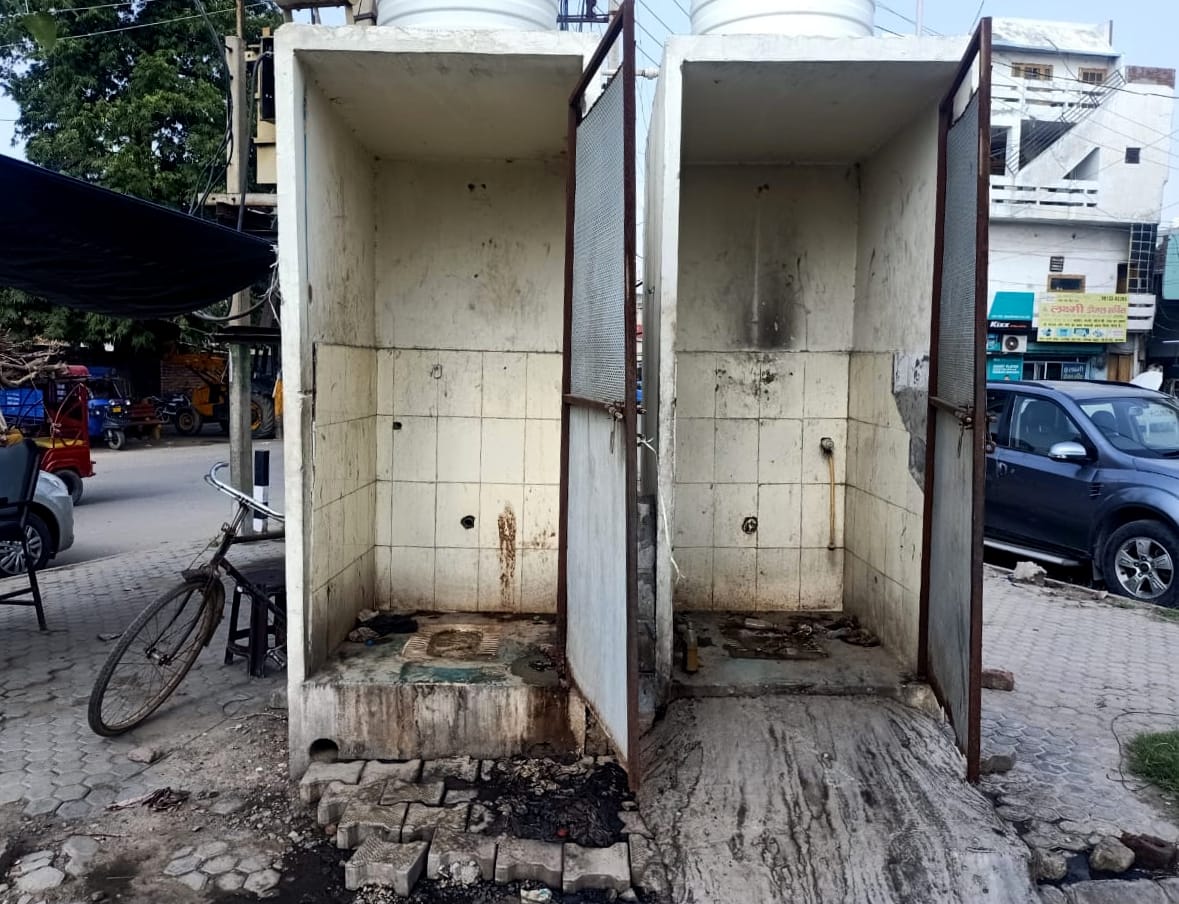53: मीरा घाटी रोड पर गदंगी से अटा शौचालय। अमर उजाला