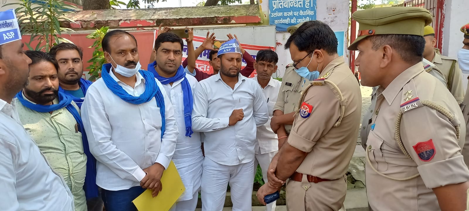पुरकाजी थाने पर धरना दे रहे ग्रामीणों से वार्ता करते प्रभारी निरीक्षक