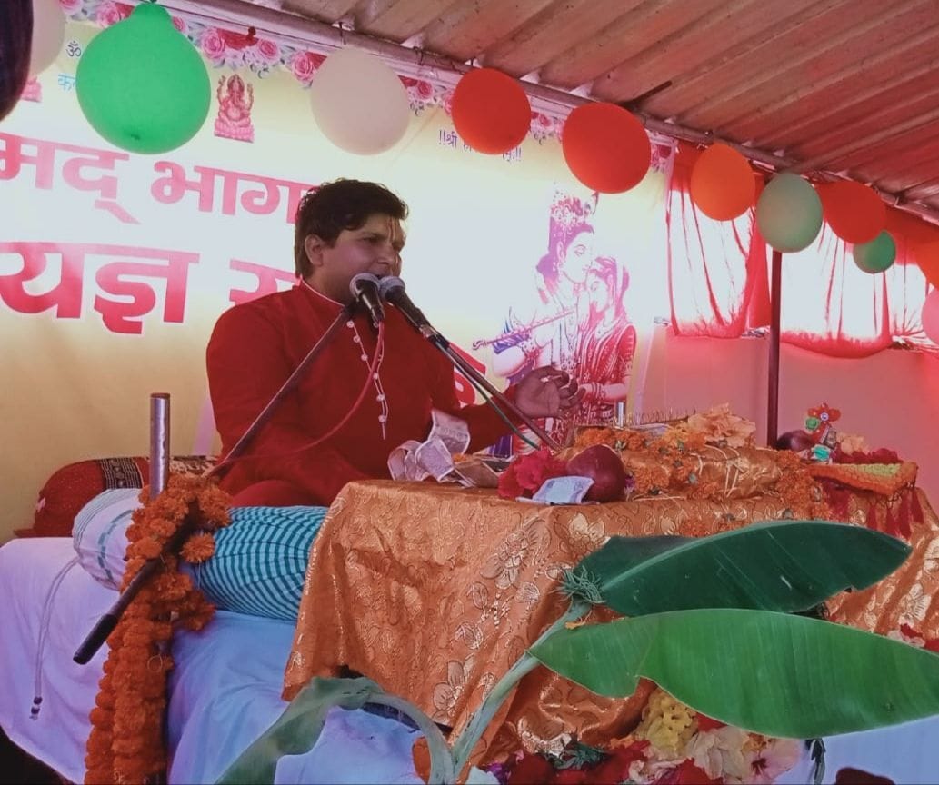 खटीमा के पूर्णागिरी मंदिर में श्रीमद्भागवत कथा सुनाते पंडित भानुप्रताप तिवारी। खटीमा के पूर्णागिरी मंदिर में श्रीमद्भागवत कथा सुनाते पंडित भानुप्रताप तिवारी।