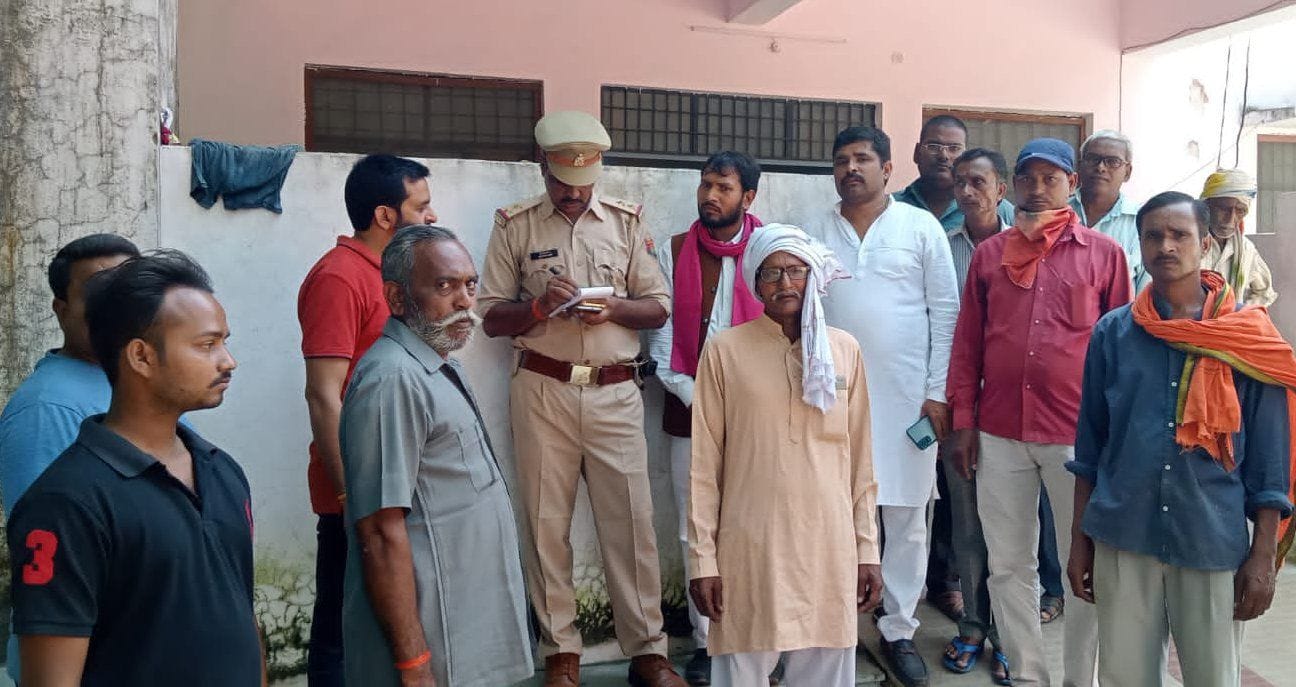 अंतू थाने के पूरे अंती में पुलिस वाहन की टक्कर से मृत बाइक सवार के घर ईशीपुर शव पहुंचने पर जुटे ग्र अंतू थाने के पूरे अंती में पुलिस वाहन की टक्कर से मृत बाइक सवार के घर ईशीपुर शव पहुंचने पर जुटे ग्र