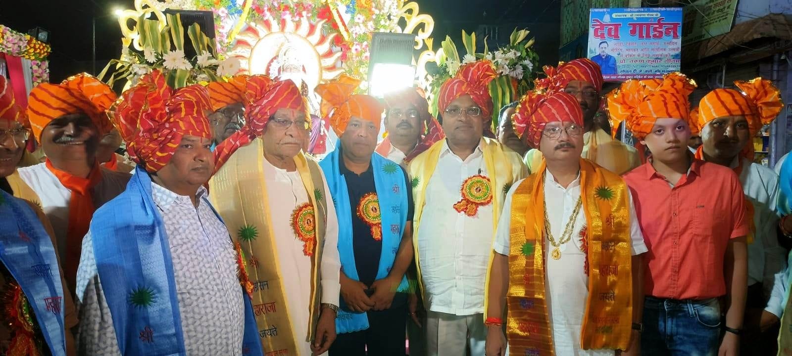 महाराजा अग्रसेन शोभायात्रा में शामिल पूर्व विधायक देवेंद्र अग्रवाल, चेयरमैन रविकांत अग्रवाल व ? महाराजा अग्रसेन शोभायात्रा में शामिल पूर्व विधायक देवेंद्र अग्रवाल, चेयरमैन रविकांत अग्रवाल व ?