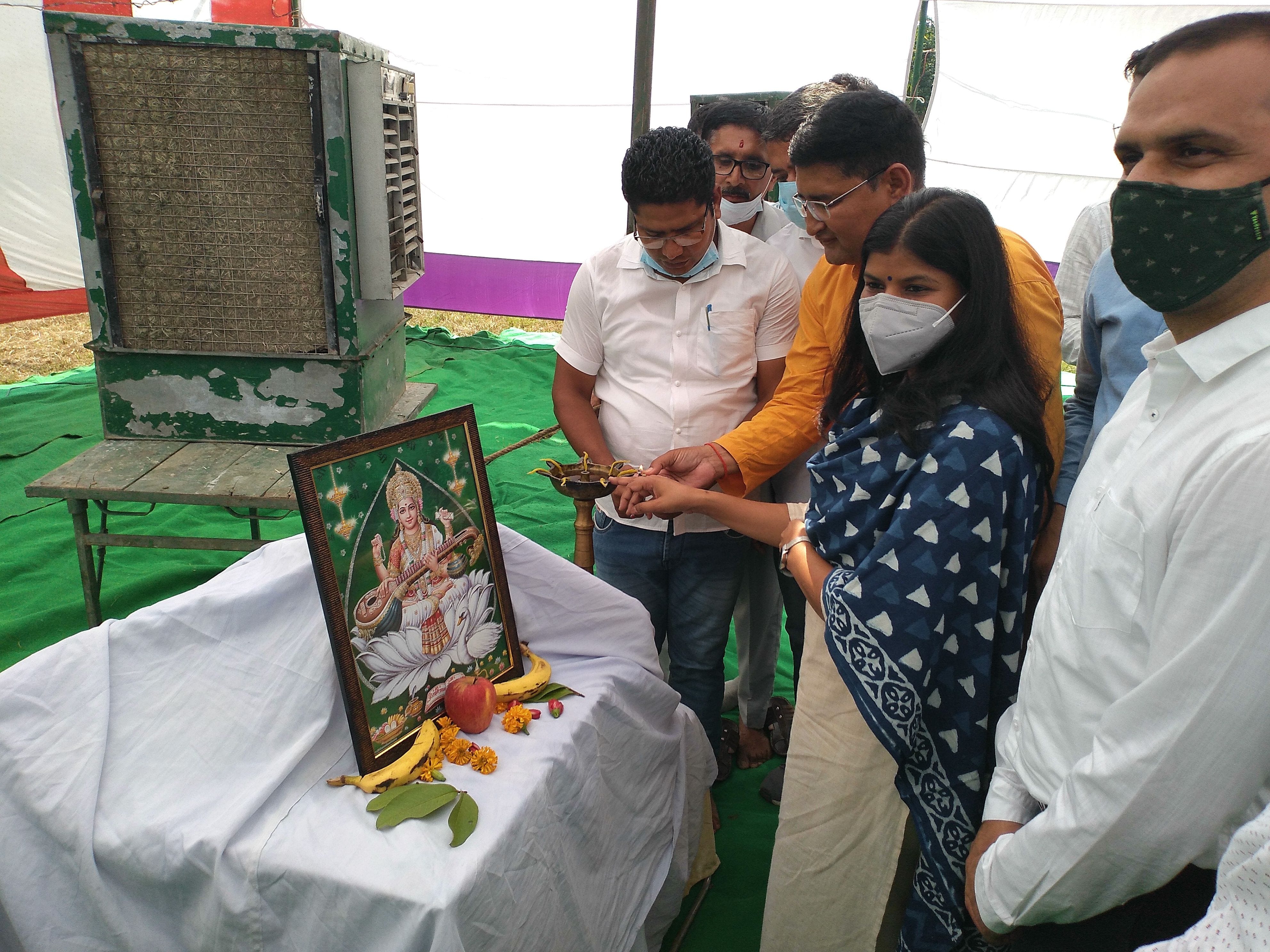 खटीमा में आईटीआई में आयोजित बहुउद्देशीय शिविर का दीप प्रज्ज्वलित कर शुभारंभ करतीं डीएम रंजना रा खटीमा में आईटीआई में आयोजित बहुउद्देशीय शिविर का दीप प्रज्ज्वलित कर शुभारंभ करतीं डीएम रंजना रा