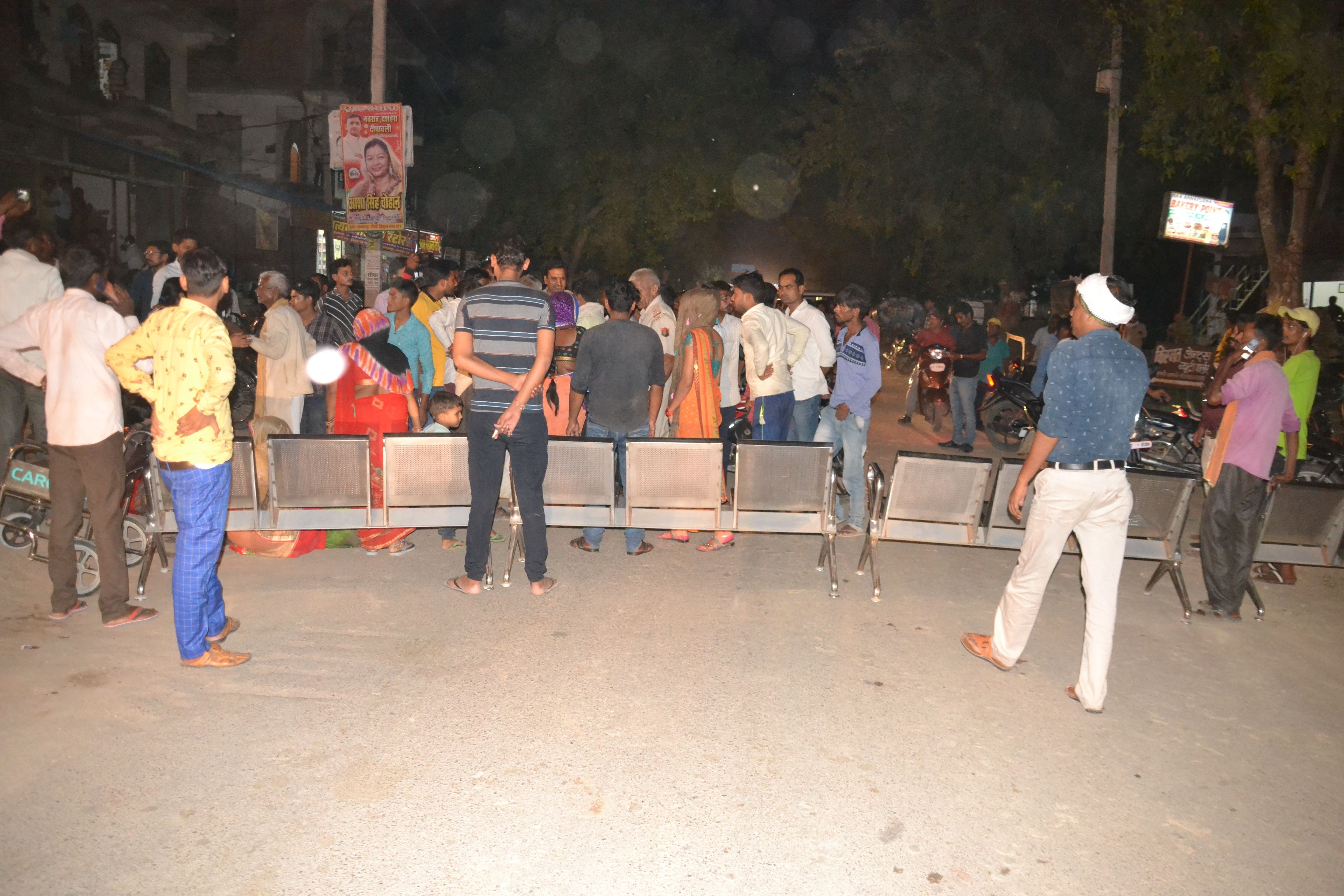 अकबरपुर माती रोड़ पर कुर्सियां डाल कर जाम लगाए परिजन। (संवाद) अकबरपुर माती रोड़ पर कुर्सियां डाल कर जाम लगाए परिजन। (संवाद)