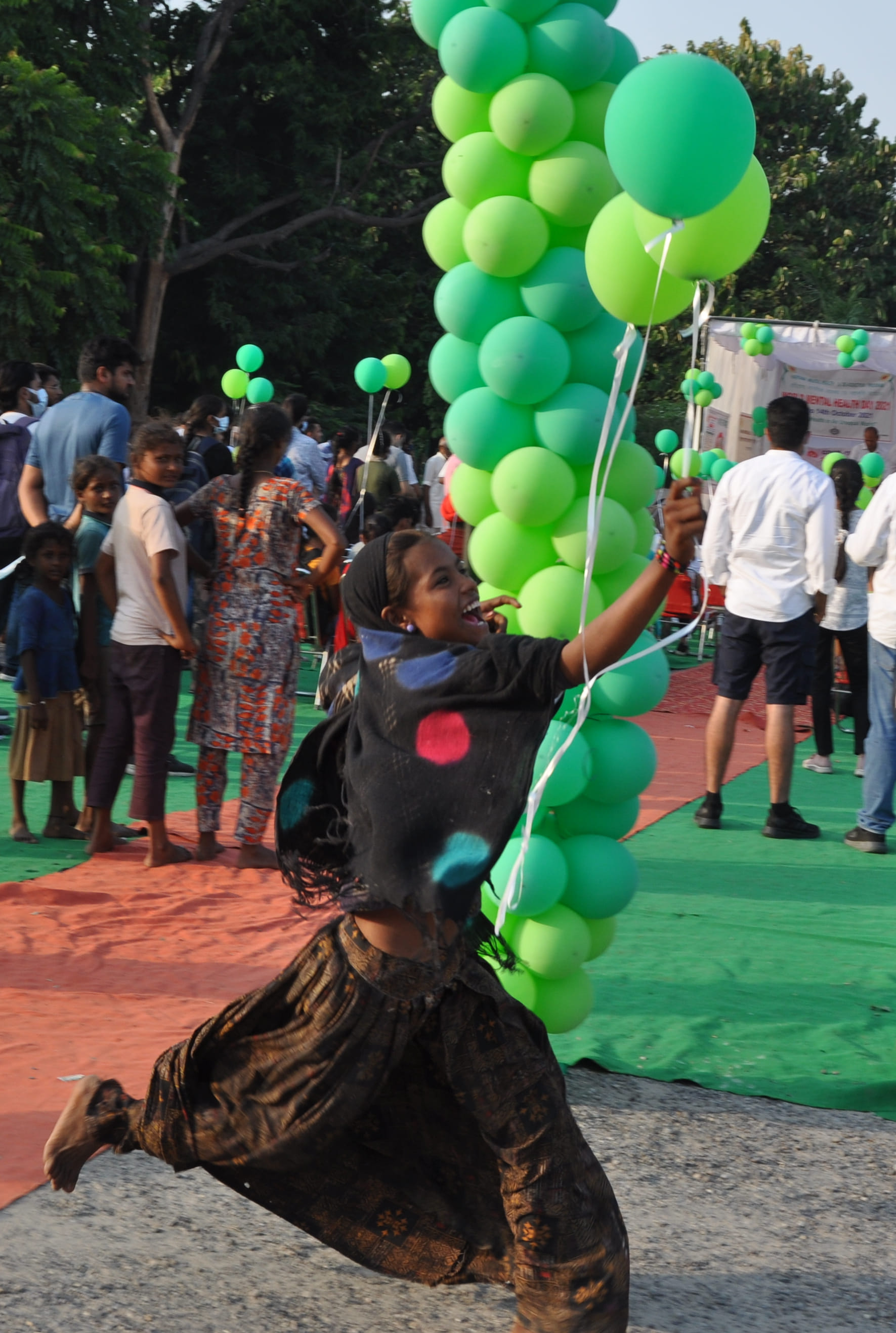 बच्चों की खुशी........ सेक्टर 12 में विश्व मानसिक स्वास्थ्य दिवस की पूर्व संध्या पर पैदल मार्च का आयोजन