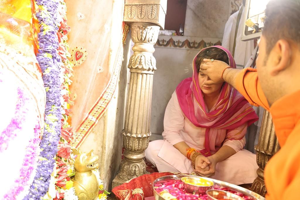 मां कूष्मांडा के दरबार में प्रियंका
