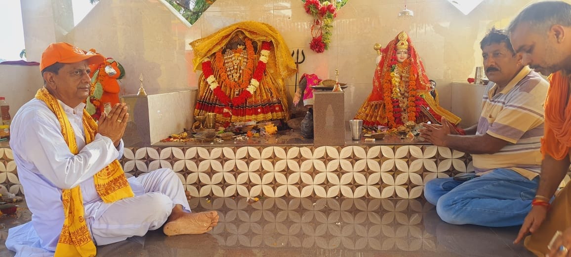 बसोहली में चामुंडा देवी मंदिर में मूर्ति प्रतिष्ठान करवाते पूर्व मंत्री प्रेम सागर अजीज व अन्य, बसोहली में चामुंडा देवी मंदिर में मूर्ति प्रतिष्ठान करवाते पूर्व मंत्री प्रेम सागर अजीज व अन्य,