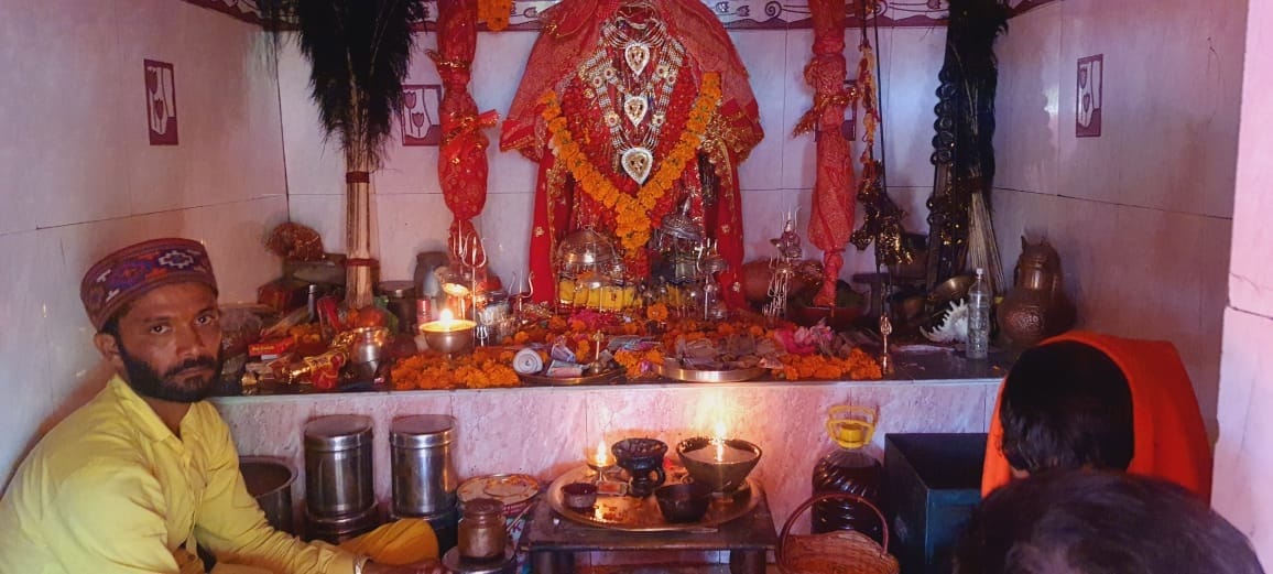 बसोहली स्थित मंदिर में विराजमान चामुण्डा माता की प्रतिमा, संवाद। बसोहली स्थित मंदिर में विराजमान चामुण्डा माता की प्रतिमा, संवाद।
