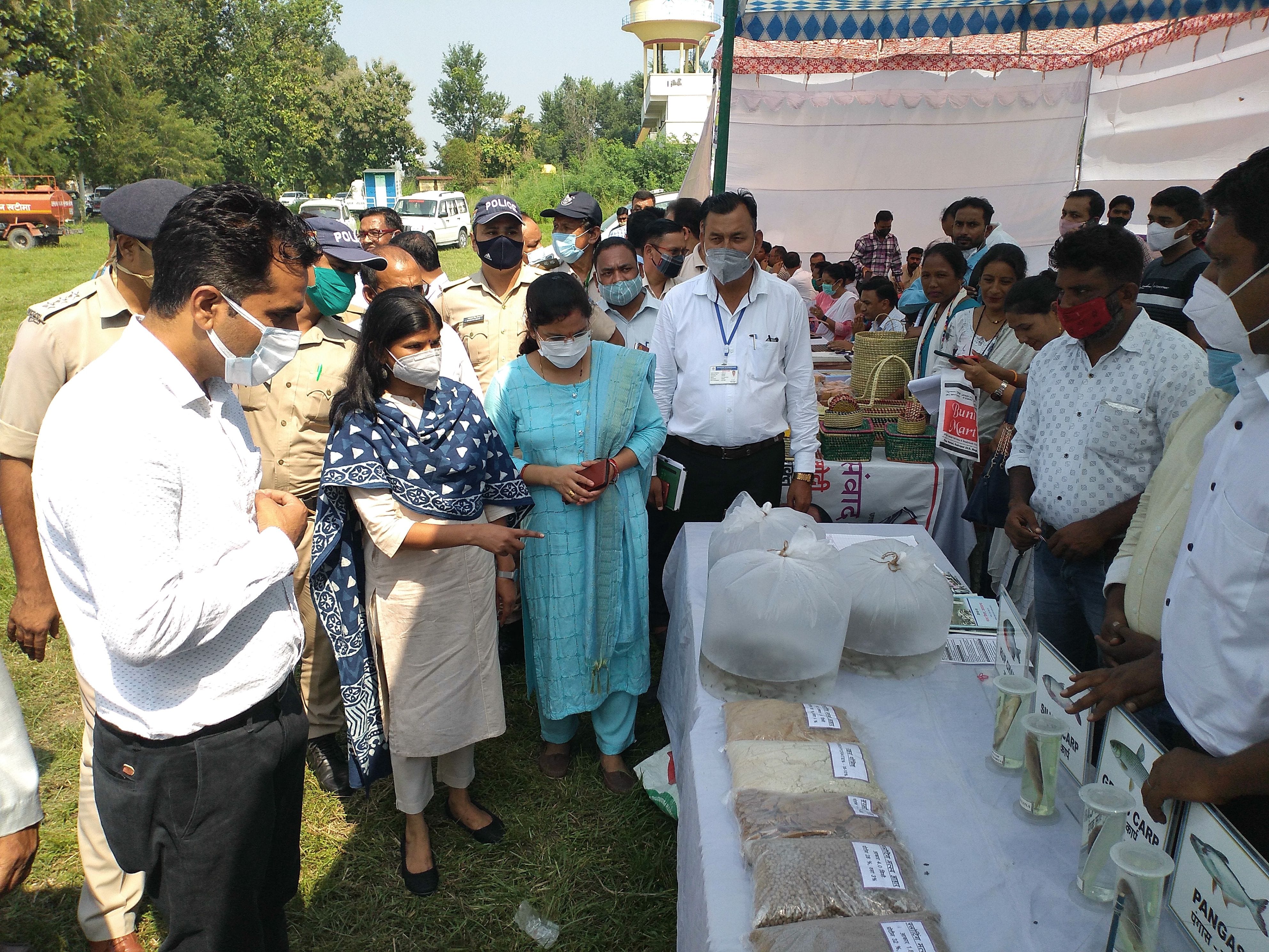 खटीमा में बहुउद्देशीय शिविर में लगे विभिन्न विभागों के स्टाल का निरीक्षण करती डीएम रंजना राजगुर खटीमा में बहुउद्देशीय शिविर में लगे विभिन्न विभागों के स्टाल का निरीक्षण करती डीएम रंजना राजगुर