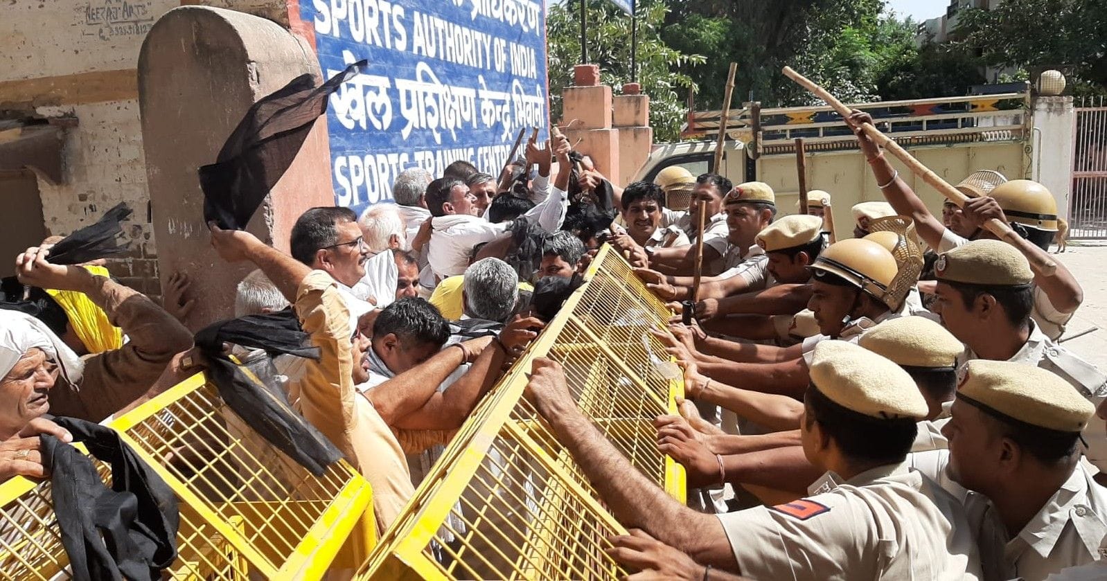 प्रेक्षा विहार में भाजपा के कार्यक्रम में का विरोध करने पहुंचे किसानों को रोकते हुए पुलिस। संवा? प्रेक्षा विहार में भाजपा के कार्यक्रम में का विरोध करने पहुंचे किसानों को रोकते हुए पुलिस। संवा?