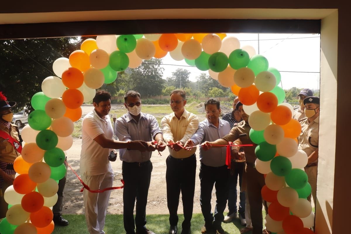 एसडीआरएफ में सेंट्रल पुलिस कैंटीन का शुभारंभ करते सेना नायक नवनीत सिंह।