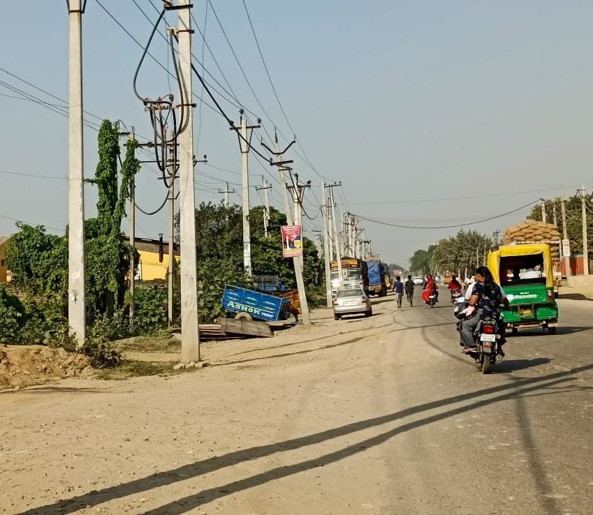 पानीपत। गोहाना रोड को फोरलेन करने का काम पड़ा अधूरा बीच में लगे हुए खंबे बने सड़क ना बनने का कारण। पानीपत। गोहाना रोड को फोरलेन करने का काम पड़ा अधूरा बीच में लगे हुए खंबे बने सड़क ना बनने का कारण।