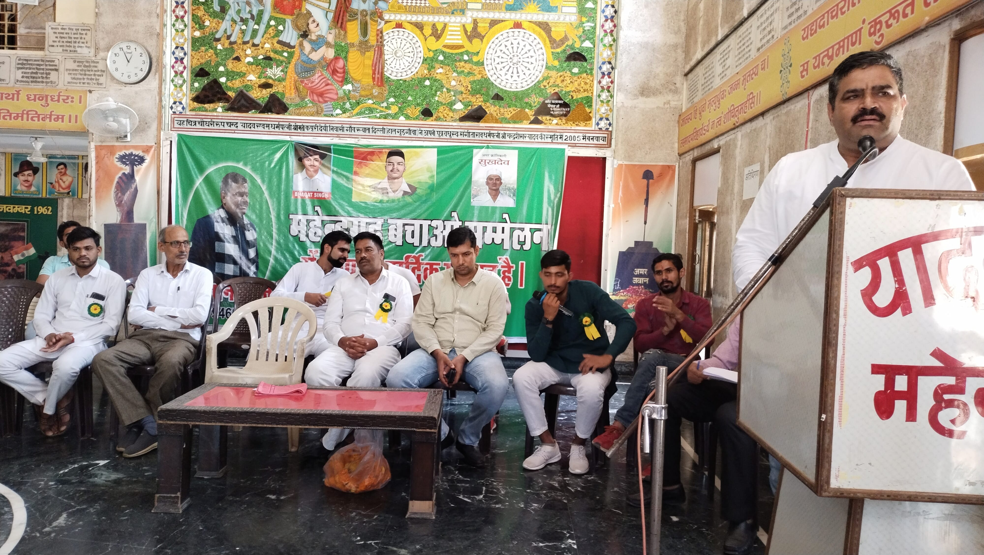 यादव धर्मशाला में आयोजित कार्यक्रम में लोगों को संबोधित करते बलवान फौजी--