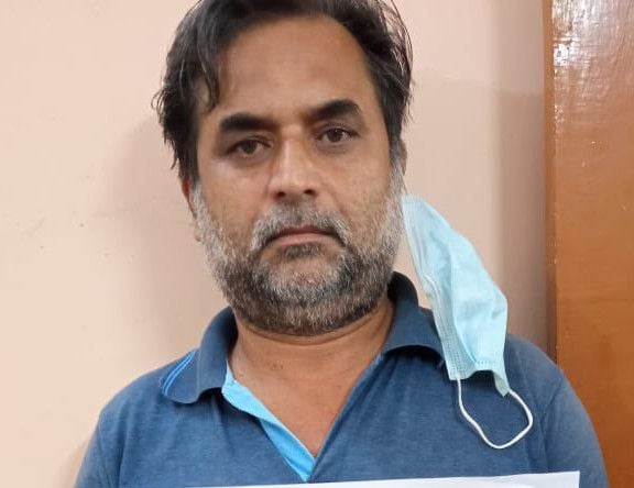पुलिस की गिरफ्त में आरोपी।