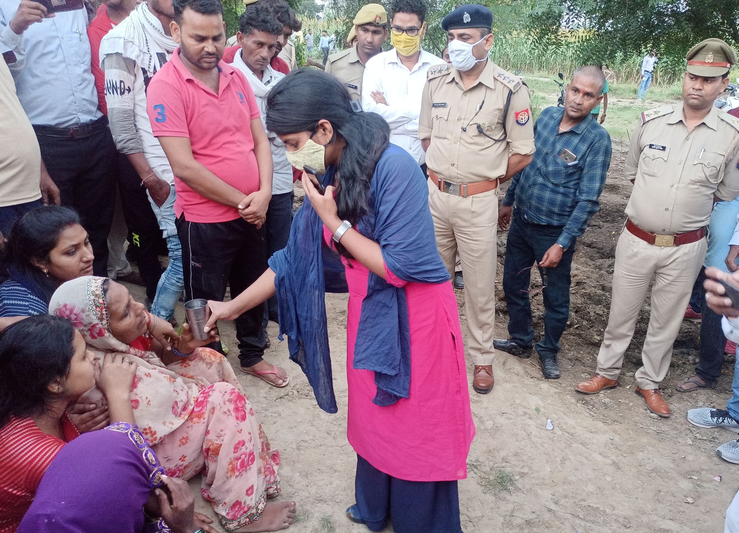 खदरा गांव में शहीद की मां को पानी पिलातीं बिंदकी एसडीएम निधि बंसल। संवाद खदरा गांव में शहीद की मां को पानी पिलातीं बिंदकी एसडीएम निधि बंसल। संवाद