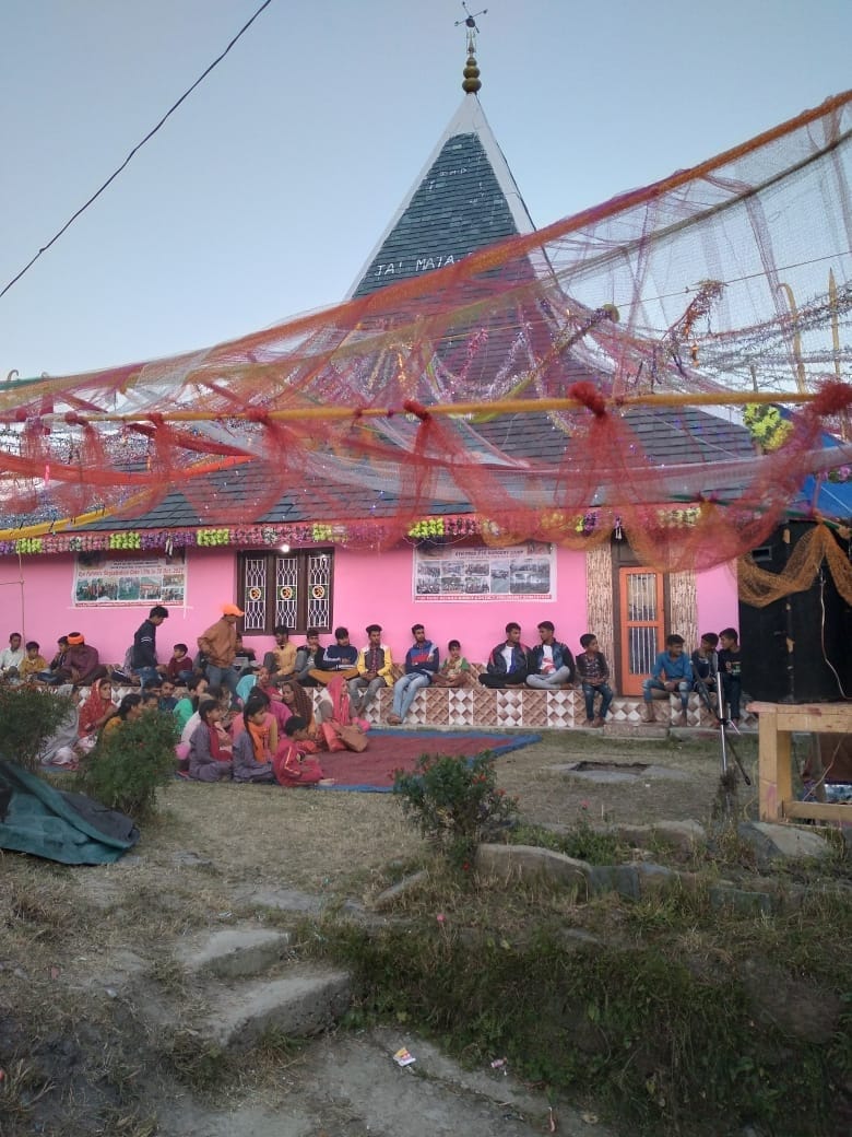 जिला के दूरदराज बनी स्थित दौले माता मंदिर में दर्शन के लिए पहुंचे भक्त, विज्ञप्ति।