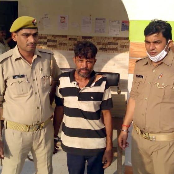 किरतपुर के गांव चिडियापुर में पुलिस द्वारा पकड़ा गया नसीम बोड़ा। किरतपुर के गांव चिडियापुर में पुलिस द्वारा पकड़ा गया नसीम बोड़ा।