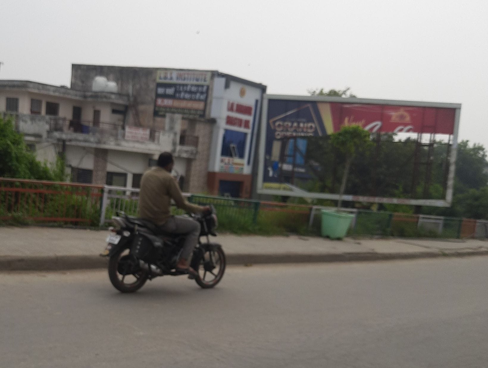 - सहारनपुर में कोर्ट रोड पुल पर लगा फटा हुआ होर्डिंग - सहारनपुर में कोर्ट रोड पुल पर लगा फटा हुआ होर्डिंग