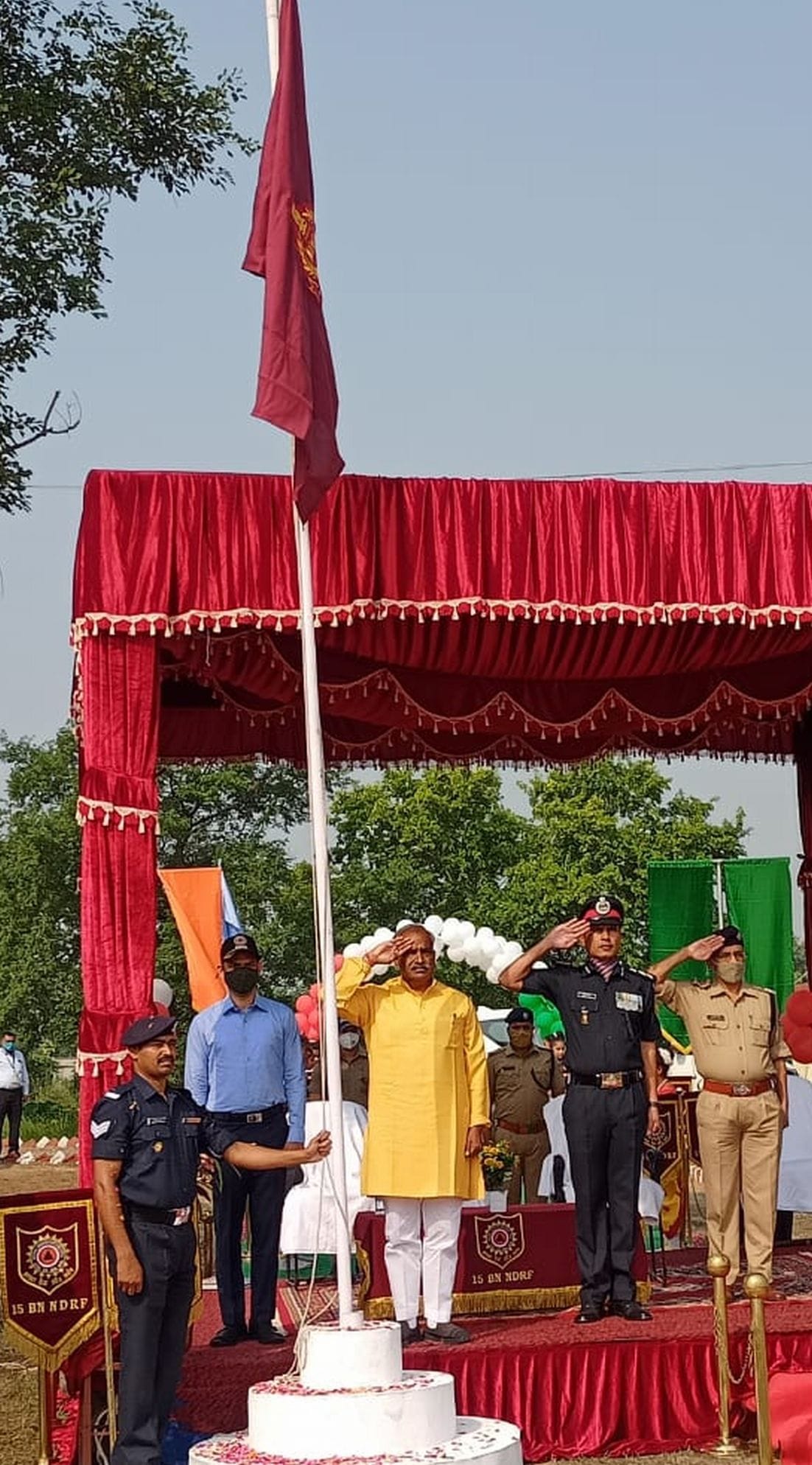 गदरपुर में परेड की सलामी लेते कैबिनेट मंत्री अरविंद पांडेय।