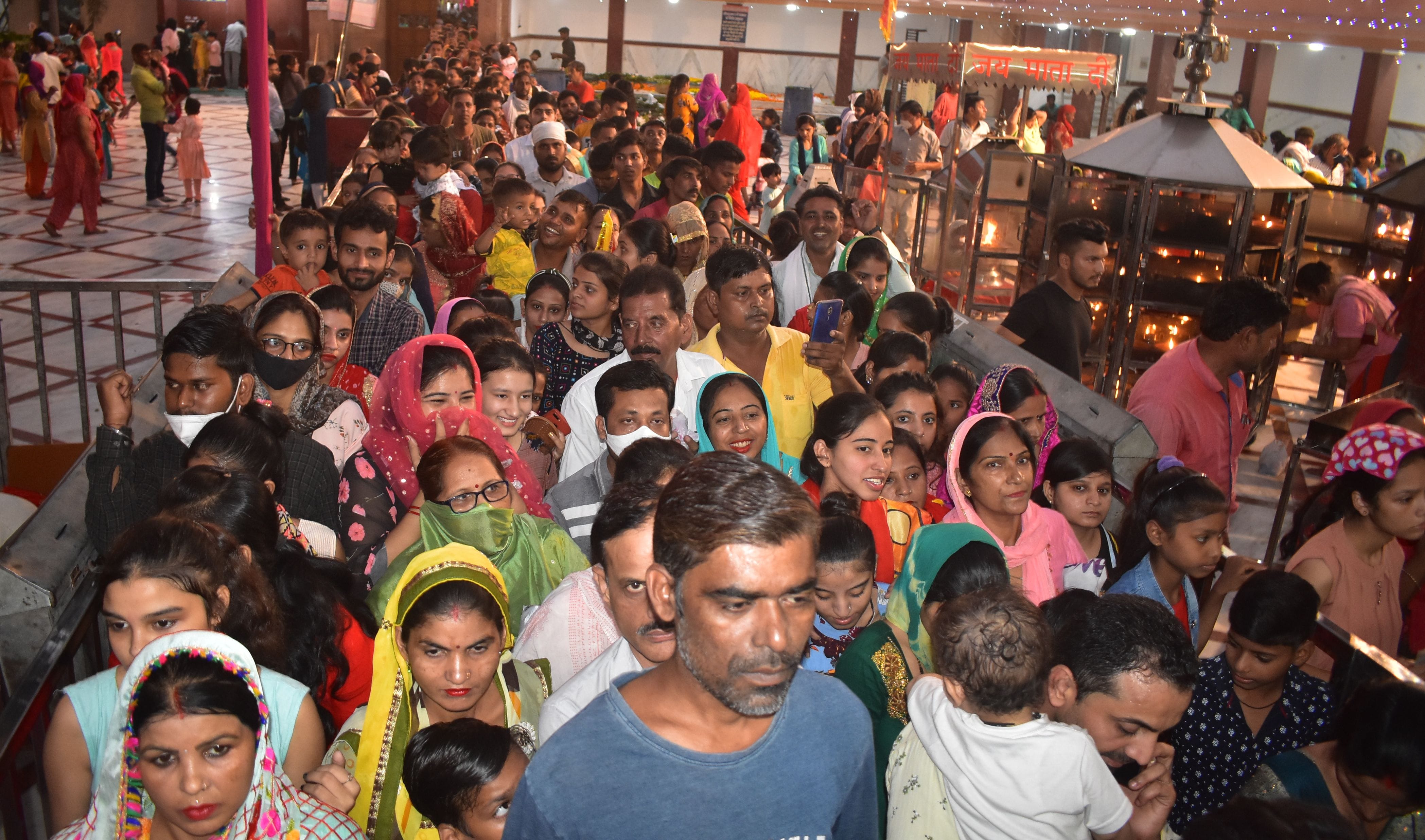 पानीपत। देवी मंदिर में दर्शन करने वालों की लगी हुई भारी भीड़। पानीपत। देवी मंदिर में दर्शन करने वालों की लगी हुई भारी भीड़।