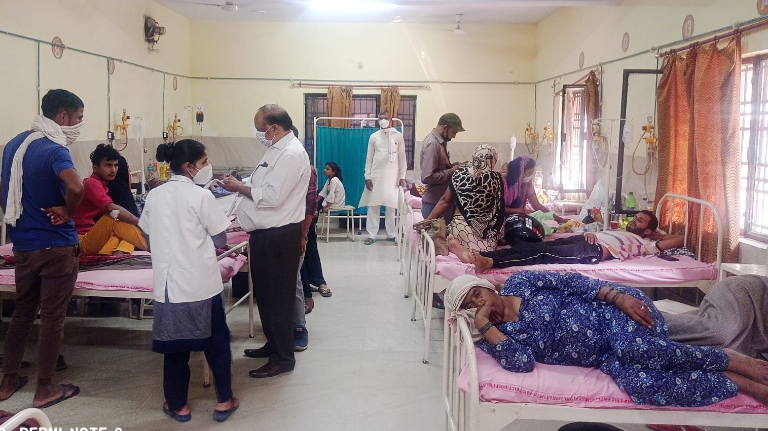 जिला चिकित्सालय के स्पेशल वार्ड में भर्ती बुखार के मरीजों की जांच करते डॉक्टर। जिला चिकित्सालय के स्पेशल वार्ड में भर्ती बुखार के मरीजों की जांच करते डॉक्टर।