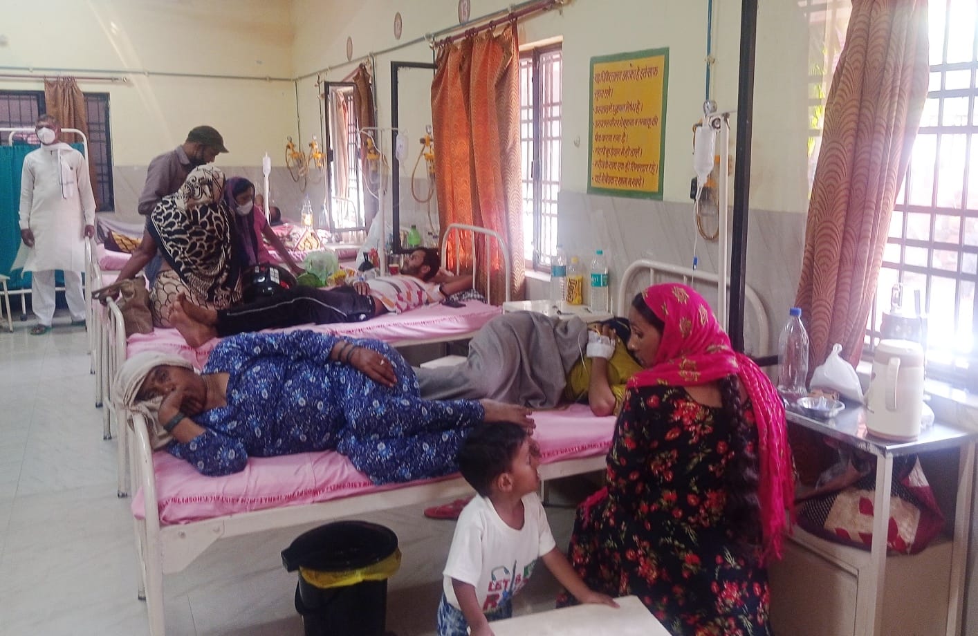 जिला चिकित्सालय के स्पेशल वार्ड में भर्ती बुखार के मरीज। जिला चिकित्सालय के स्पेशल वार्ड में भर्ती बुखार के मरीज।