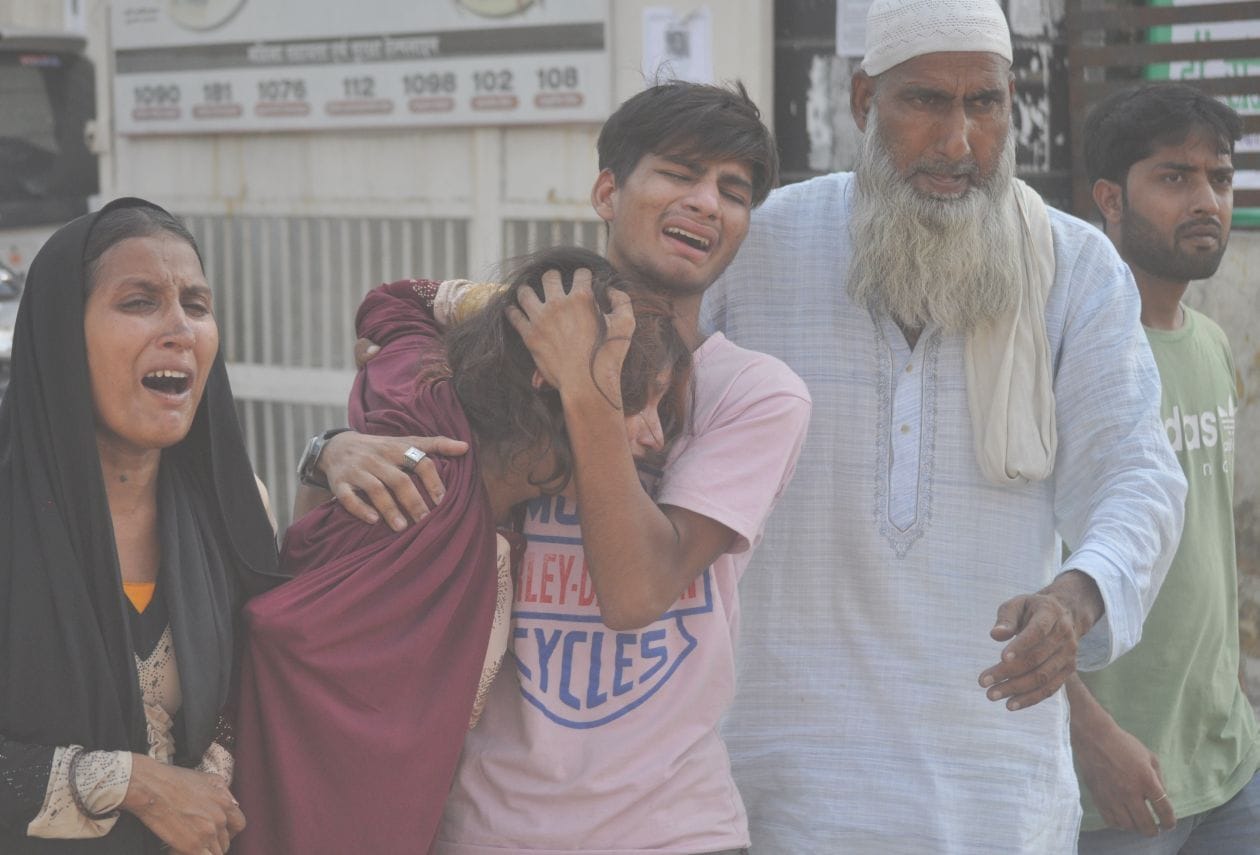 हापुड़ कोतवाली में विलाप करते मृतक युवक के परिजन। संवाद हापुड़ कोतवाली में विलाप करते मृतक युवक के परिजन। संवाद