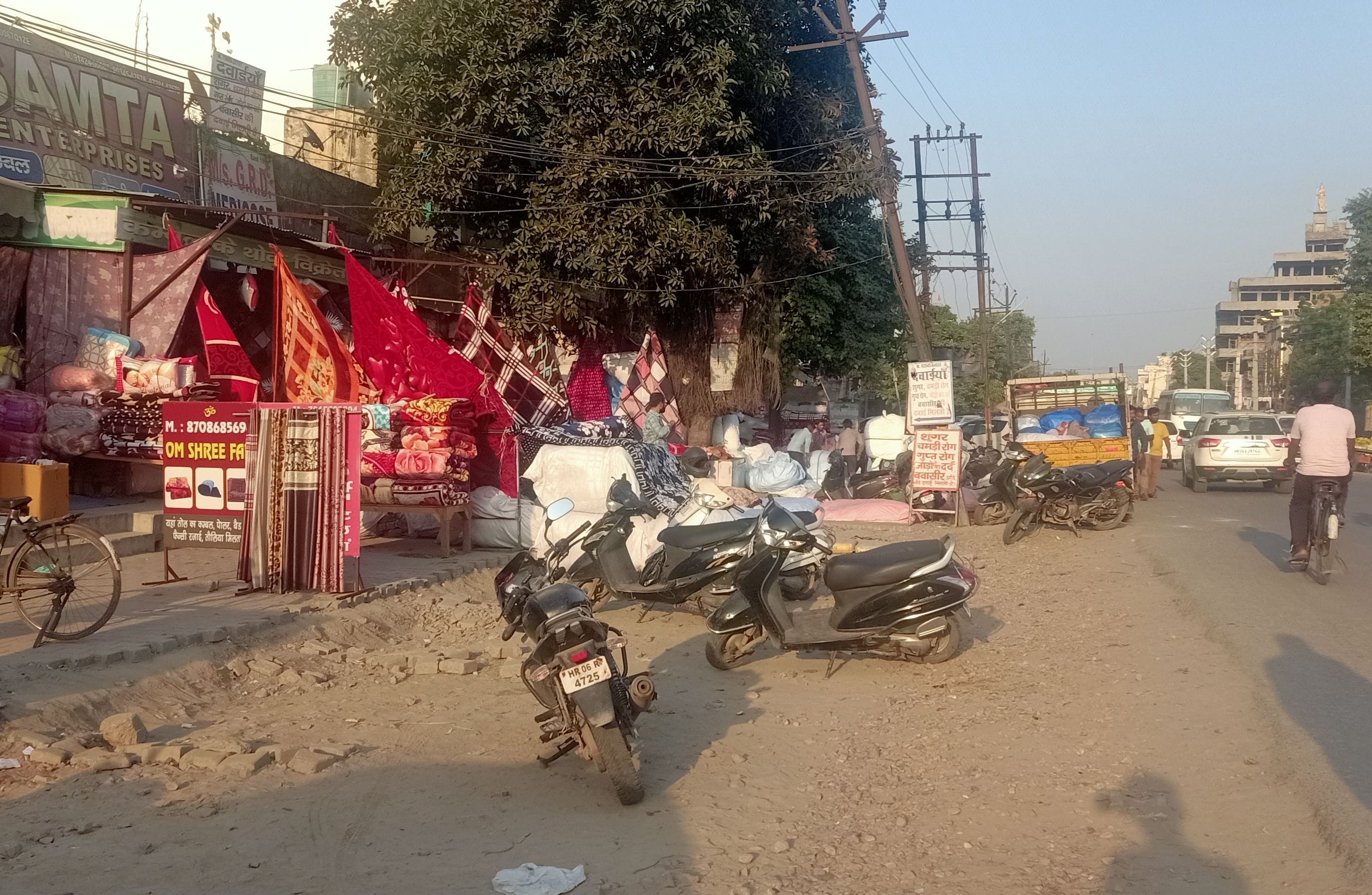 पानीपत। गोहाना रोड को फोरलेन करने के लिए तोड़ी गई सड़क के बीच में लगे हुए खंबे जिससे काम पड़ा अधूर? पानीपत। गोहाना रोड को फोरलेन करने के लिए तोड़ी गई सड़क के बीच में लगे हुए खंबे जिससे काम पड़ा अधूर?