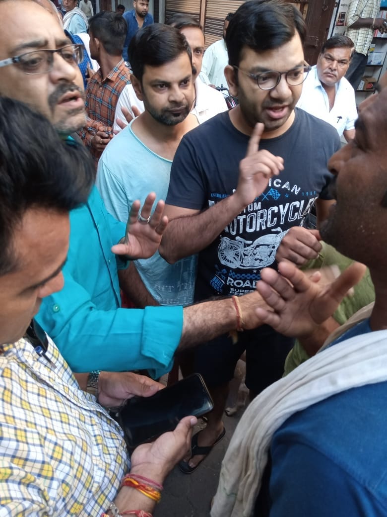 शामली मोहल्ला राजोवाला में हंगामा करते लोग शामली मोहल्ला राजोवाला में हंगामा करते लोग