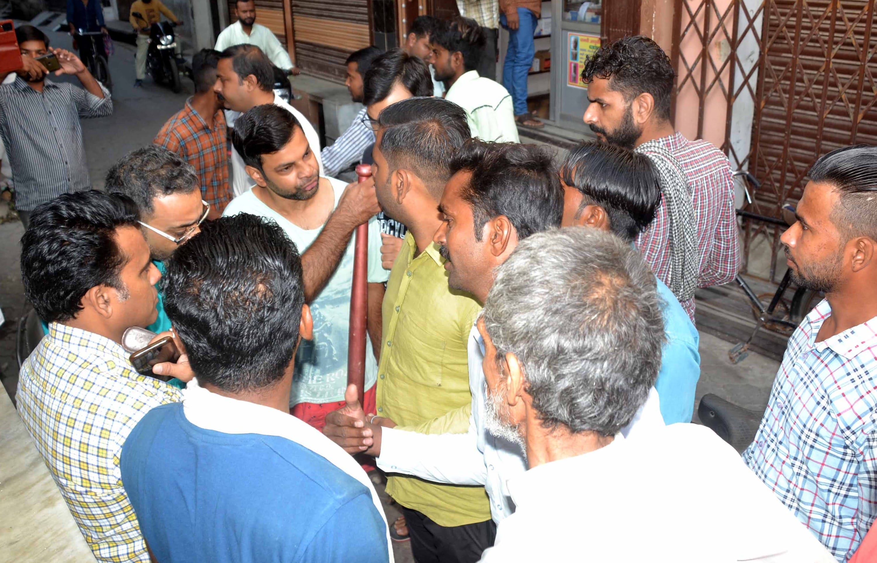 शामली मोहल्ला राजोवाला में हंगामा करते लोग शामली मोहल्ला राजोवाला में हंगामा करते लोग