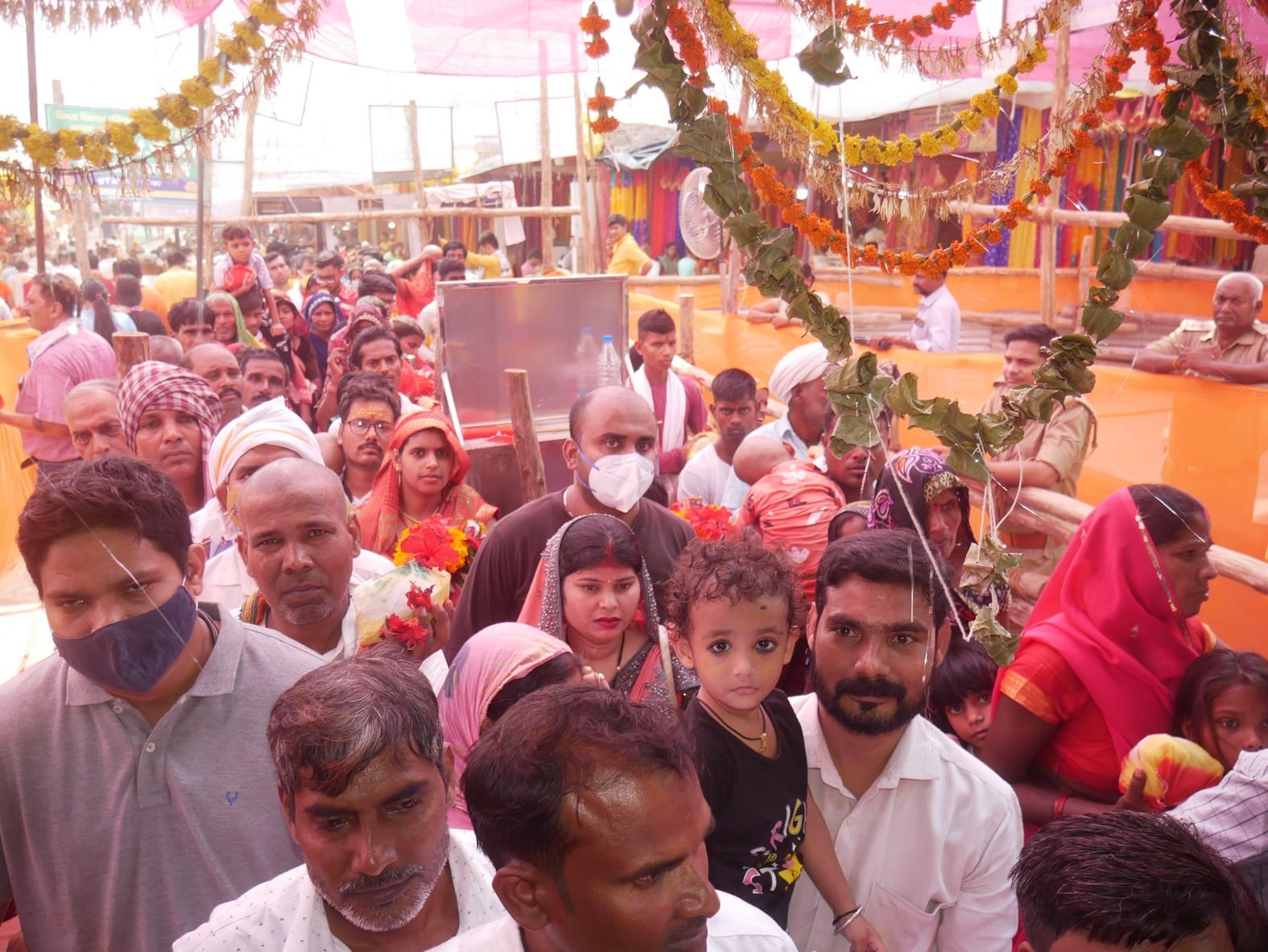 मां विंध्यवासिनी माता के दर्शन पूजन करने के लिए न्यू वीआईपी के लाइन में लगे श्रद्धालु ।