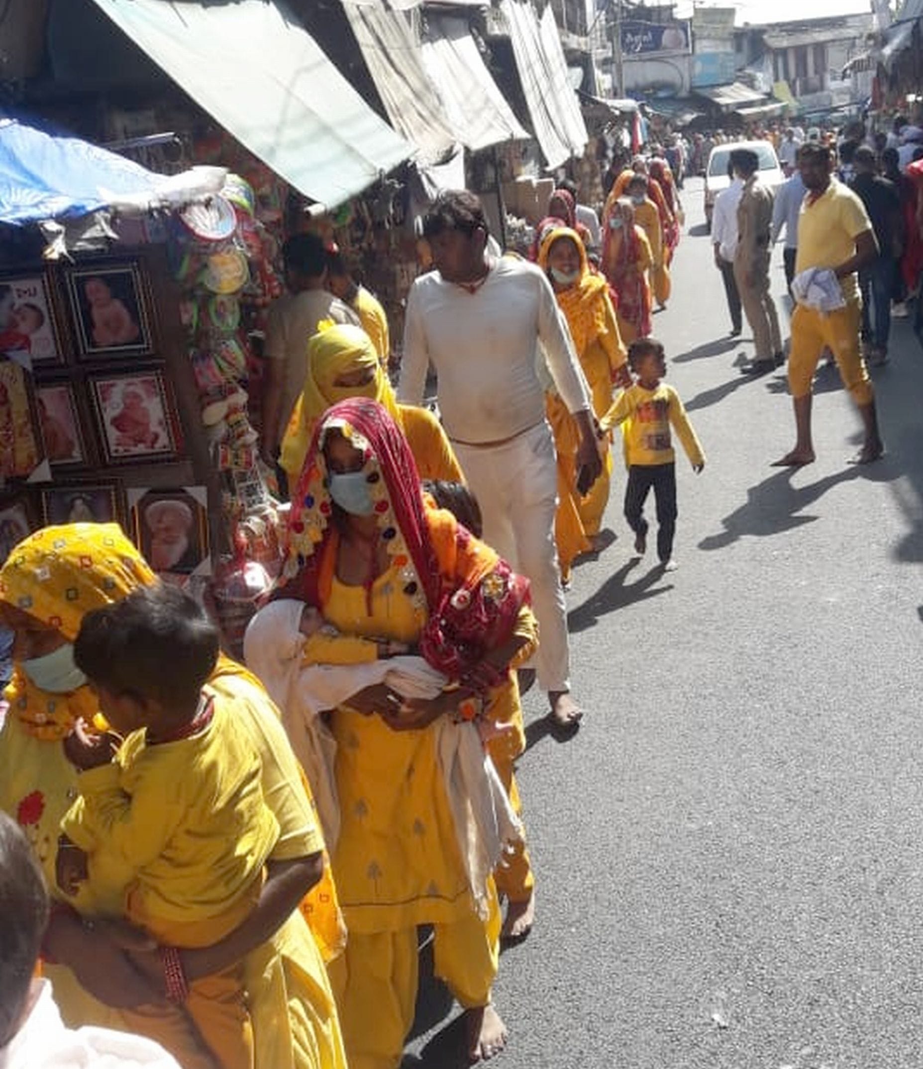 चिंतपूर्णी में दर्शन के लिए लगी कतार में अपनी बारी का इंतजार करते श्रद्धालु।