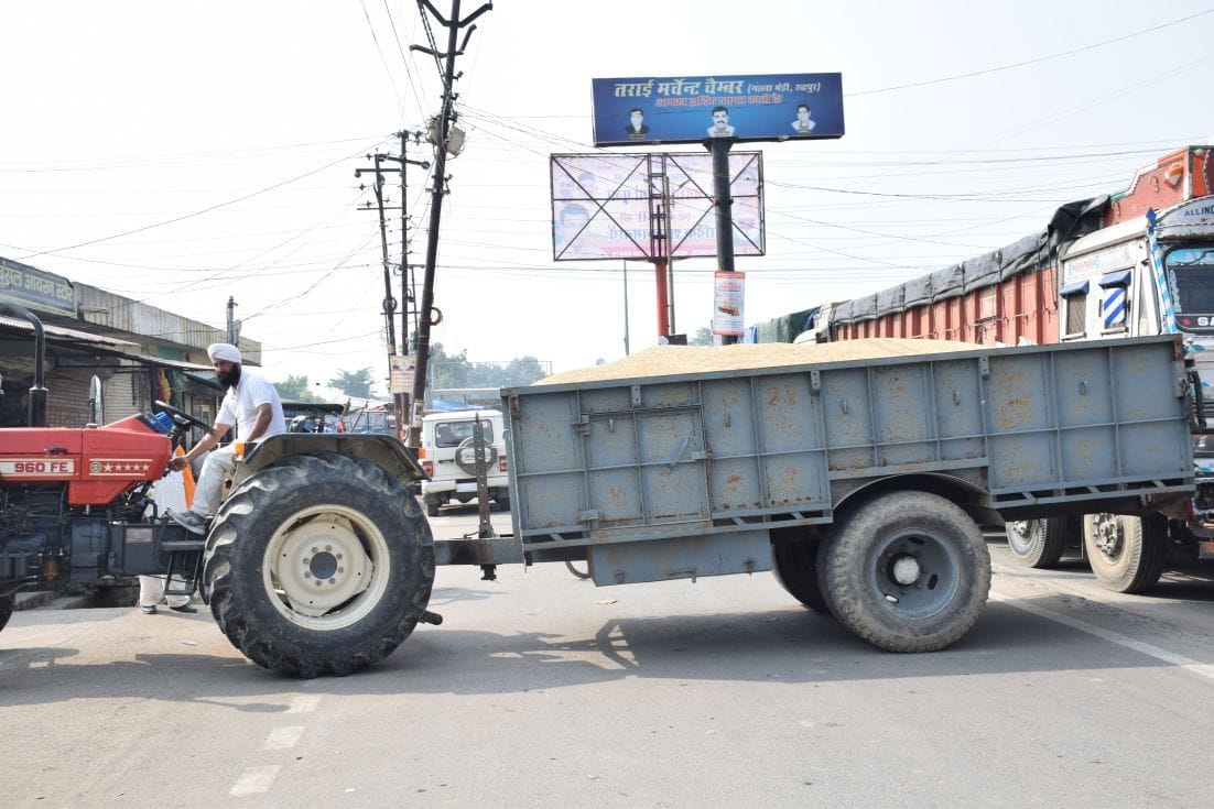 रुद्रपुर गल्ला मंडी रोड पर ट्रैक्टर लगाकर जाम लगाता किसान।
