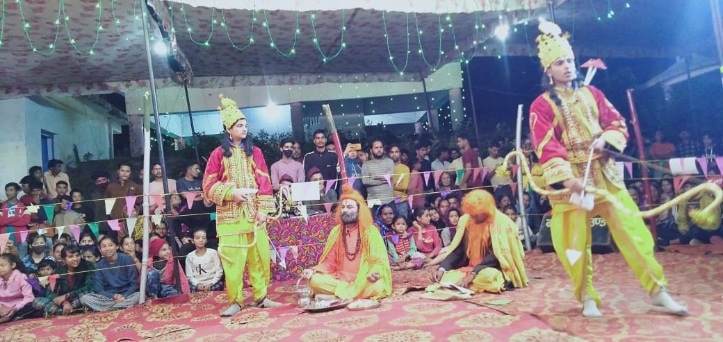 भराड़ी में रामलीला का मंचन करते कलाकार। विज्ञप्ति भराड़ी में रामलीला का मंचन करते कलाकार। विज्ञप्ति