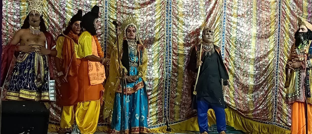 पुरकाजी में श्रीरामलीला मंचन करते कलाकार