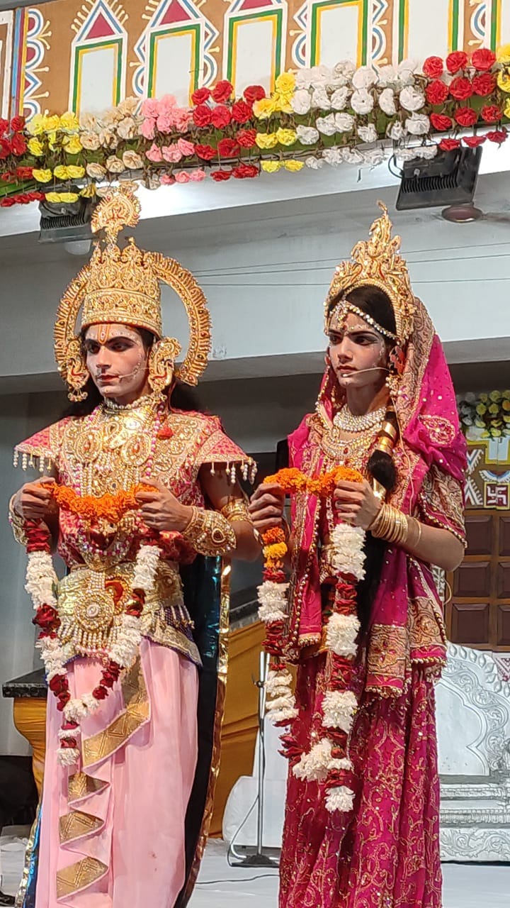 मुजफ्फरनगर के सनातन धर्म सभा में रामलीला में सीता स्वयंवर का मंचन करते कलाकार।
