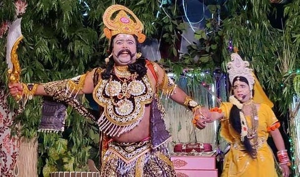 कैराना में रामलीला का मंचन करते कलाकार