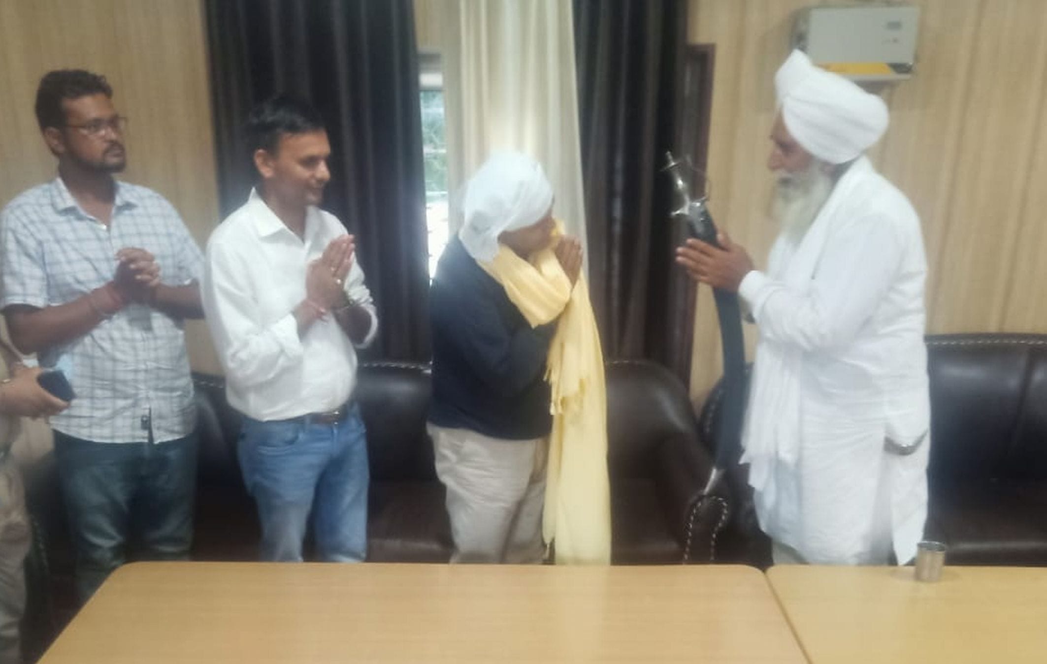 नानकमत्ता में दिल्ली उपमुख्यमंत्री मनीष सिसोदिया को सम्मानित करते गुरुद्वारा कमेटी के प्रधान ? नानकमत्ता में दिल्ली उपमुख्यमंत्री मनीष सिसोदिया को सम्मानित करते गुरुद्वारा कमेटी के प्रधान ?