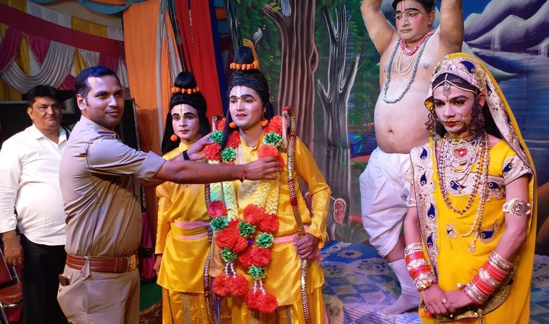 जलालाबाद में रामलीला के मंचन के दोरान भगवान राम के रूप  में सजे कलाकार को माला पहनाते चौकी प्रभार?