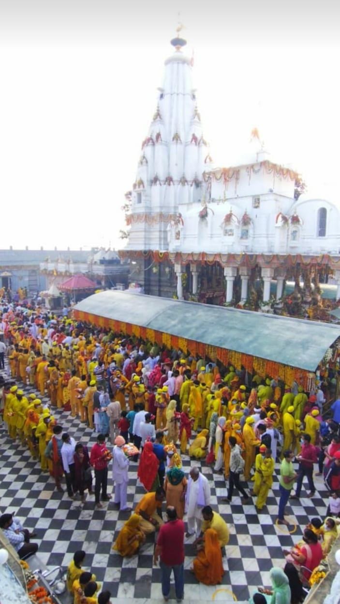 श्रद्धालुओं की भीड़ से भरा मां बज्रेश्वरी मंदिर का परिसर।