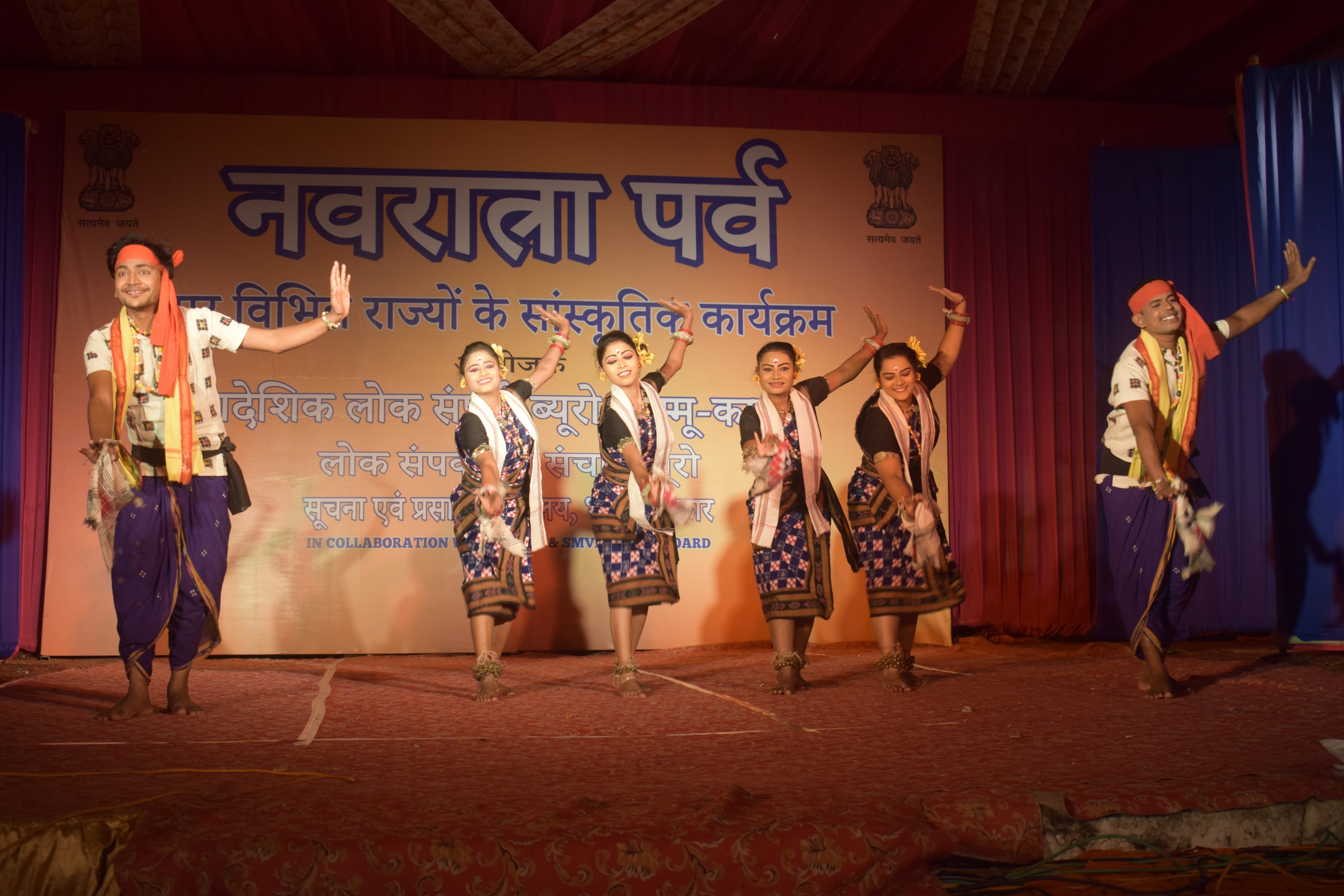 5,6, आउटरीच व्यूरों के कलाकार पृस्तुति देते हुए 5,6, आउटरीच व्यूरों के कलाकार पृस्तुति देते हुए