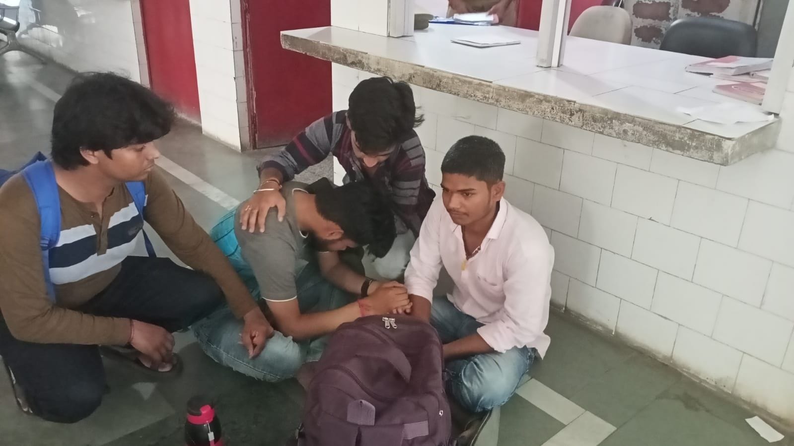 अभिषेक की मौत से अस्पताल में गमगीन बैठे उसके साथ आए दोस्त। संवाद
