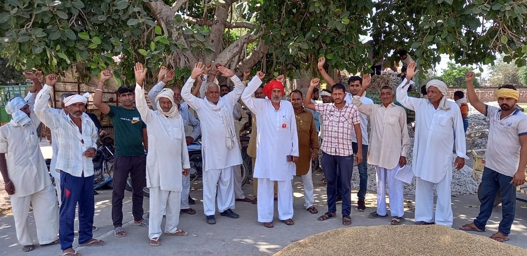 भूना अनाजमंडी में नारेबाजी करते किसान। भूना अनाजमंडी में नारेबाजी करते किसान।