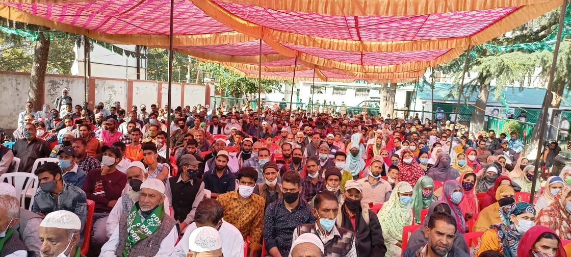 फोटो..पीडीपी  अध्यक्षा महबूबा मुफ्ती किश्तवाड़ के डाकबंगला में जनसभा के दौरान।