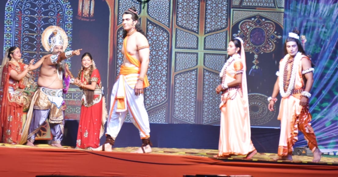 अयोध्या राम लीला के मंचन के दौरान राजा दशरथ कौशल्या व सुमित्रा का संवाद