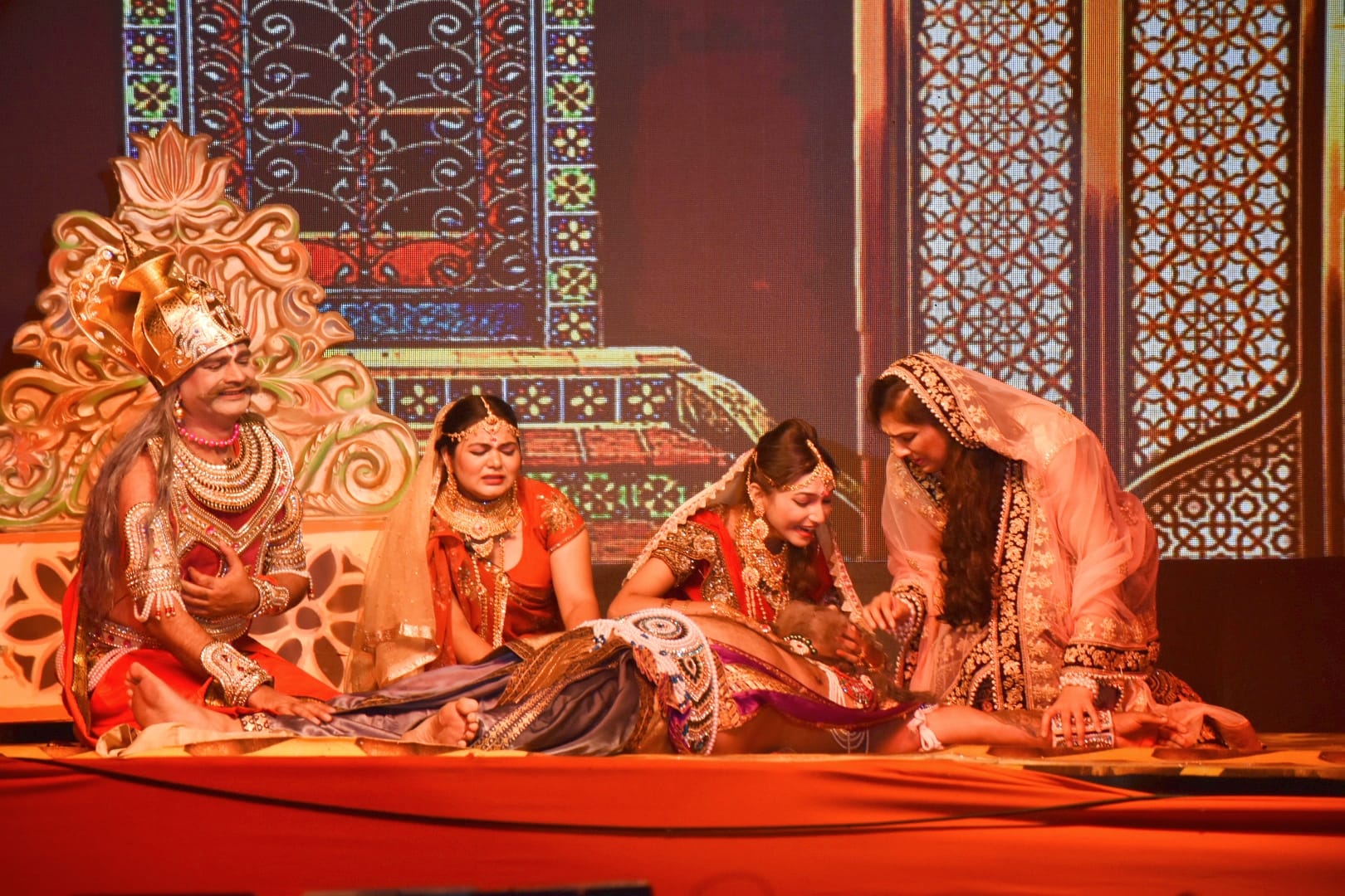 अयोध्या राम लीला के मंचन के दौरान दशरथ मरण का दृश्य