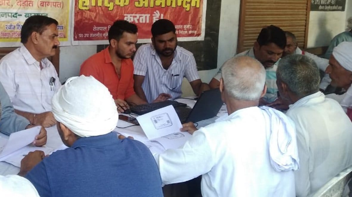 बागपत के राजकीय बीज भंडार केन्द्र पर आयोजित शिविर में पहुंचे किसान