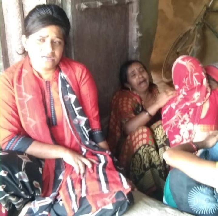 घटना के बाद बिलखते गोलू के परिवारीजन। संवाद घटना के बाद बिलखते गोलू के परिवारीजन। संवाद